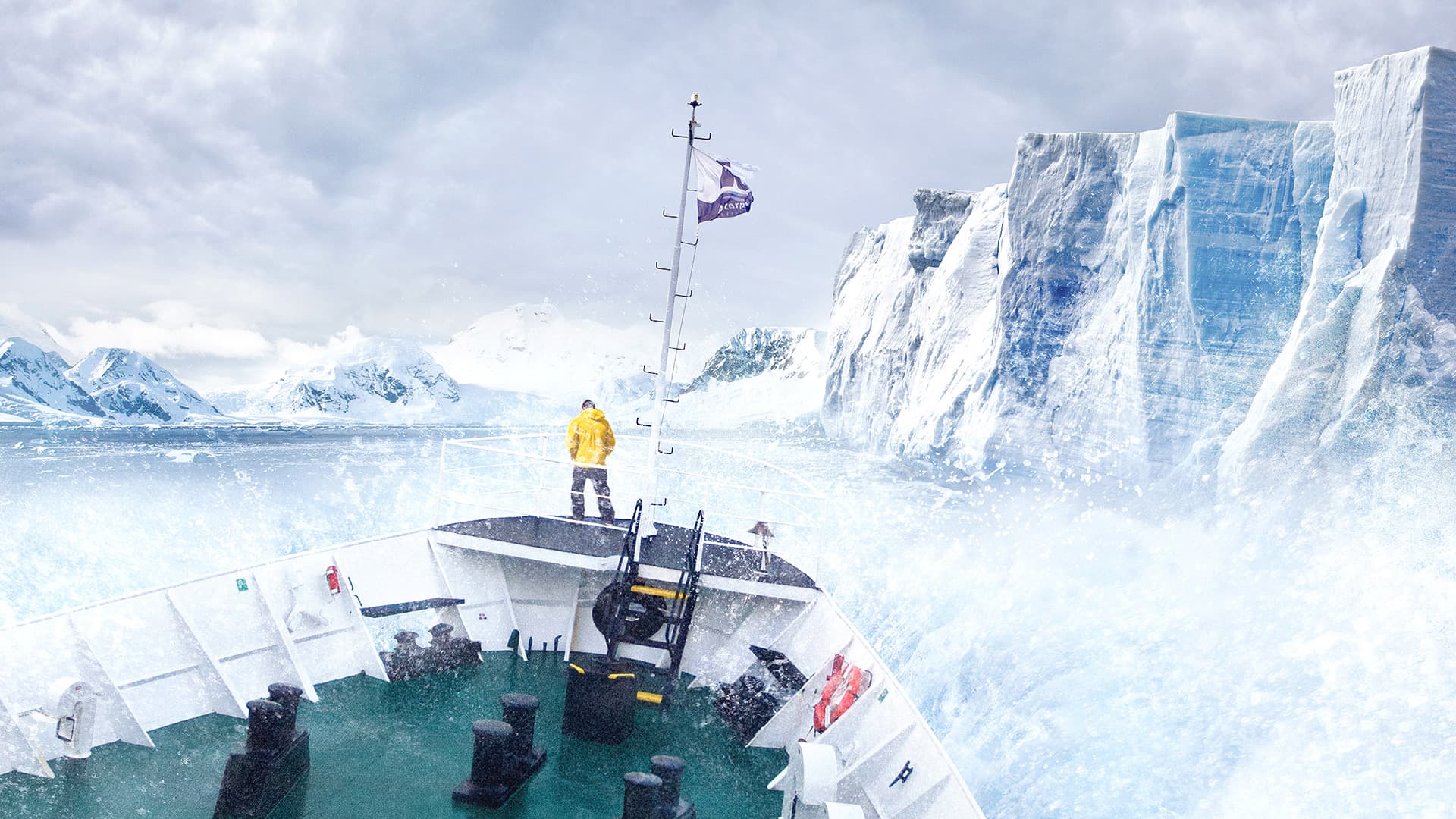 Ein Expeditionsschiff kämpft sich vor einer gewaltigen Eiswand durch hohe Wellen