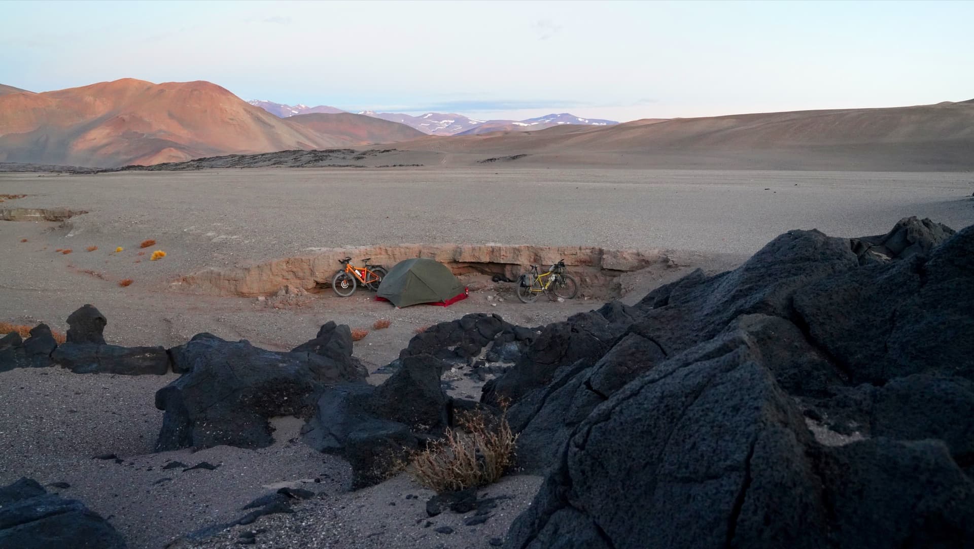 Ein Zelt in der kargen vulkanischen Landschaft der Anden