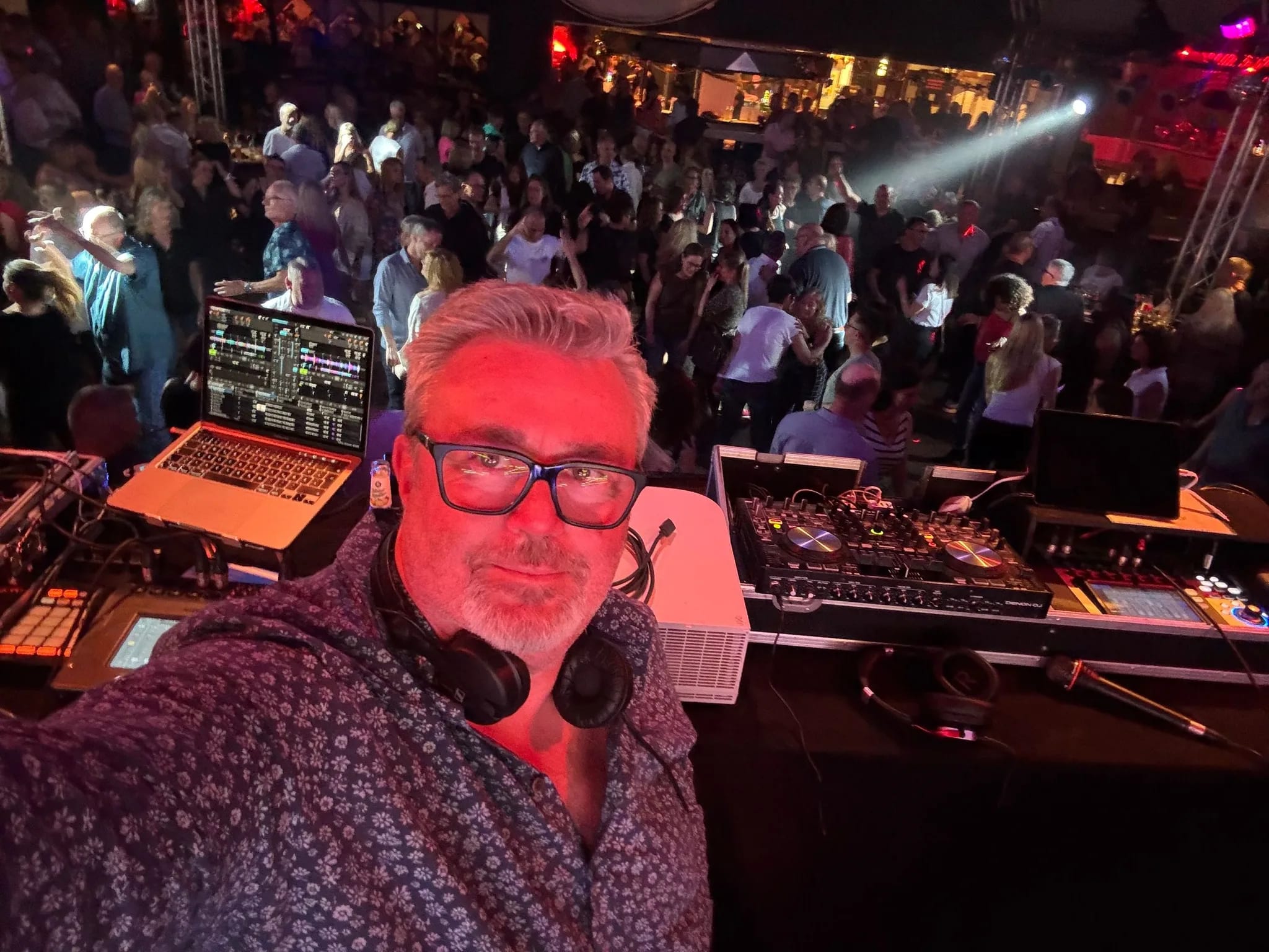 Tanzende Gäste bei einer DJ-Mario-Party in der Kulisse Ettlingen