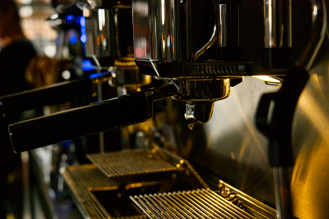Espressomaschine an der Kaffeebar der Kulisse