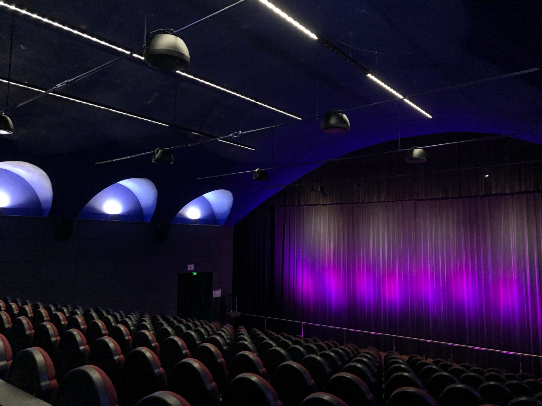 Leinwand im großen Kinosaal der Kulisse
