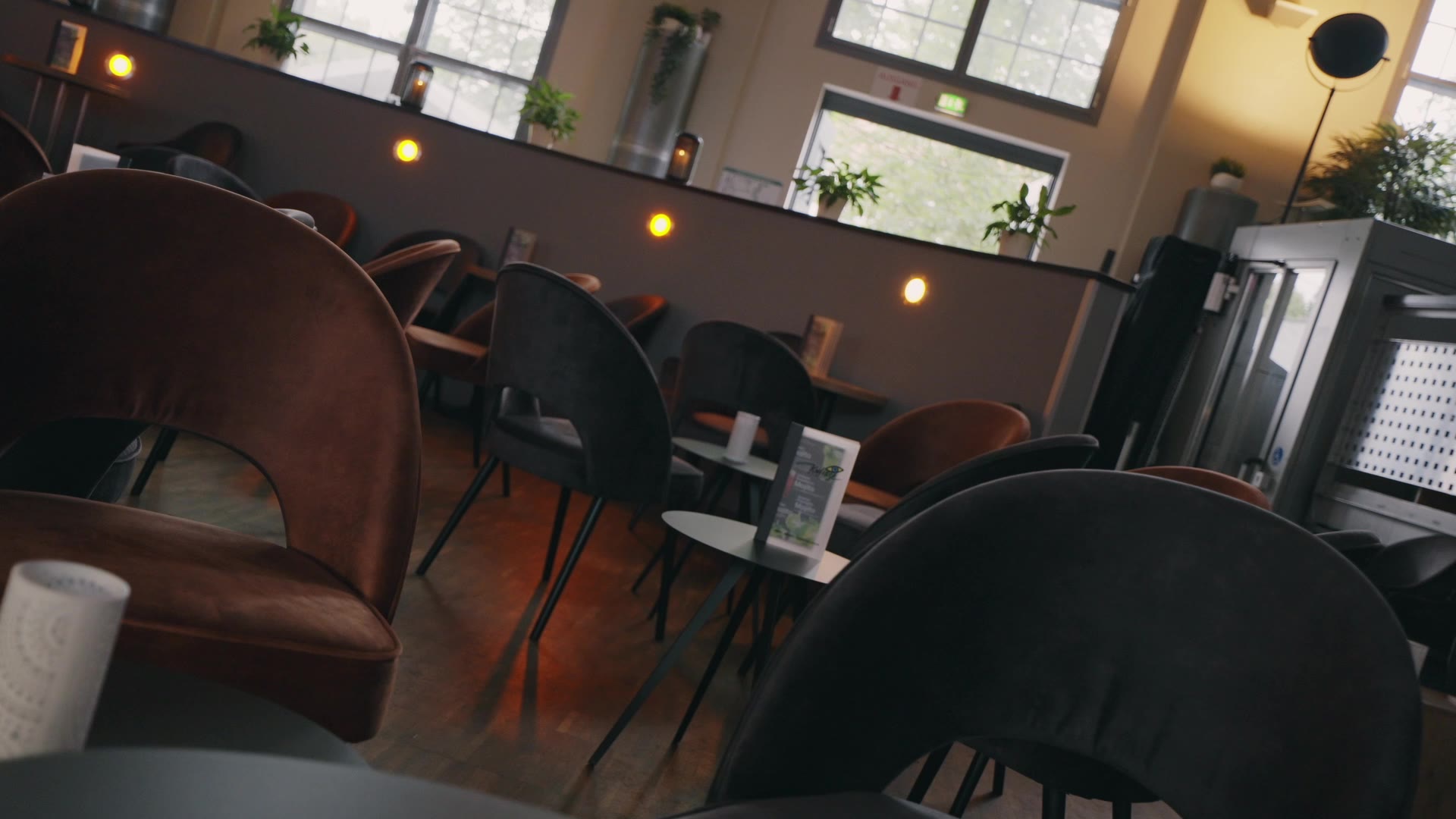 Bistro der Kulisse Ettlingen mit Sesseln und Blick zum Eingang