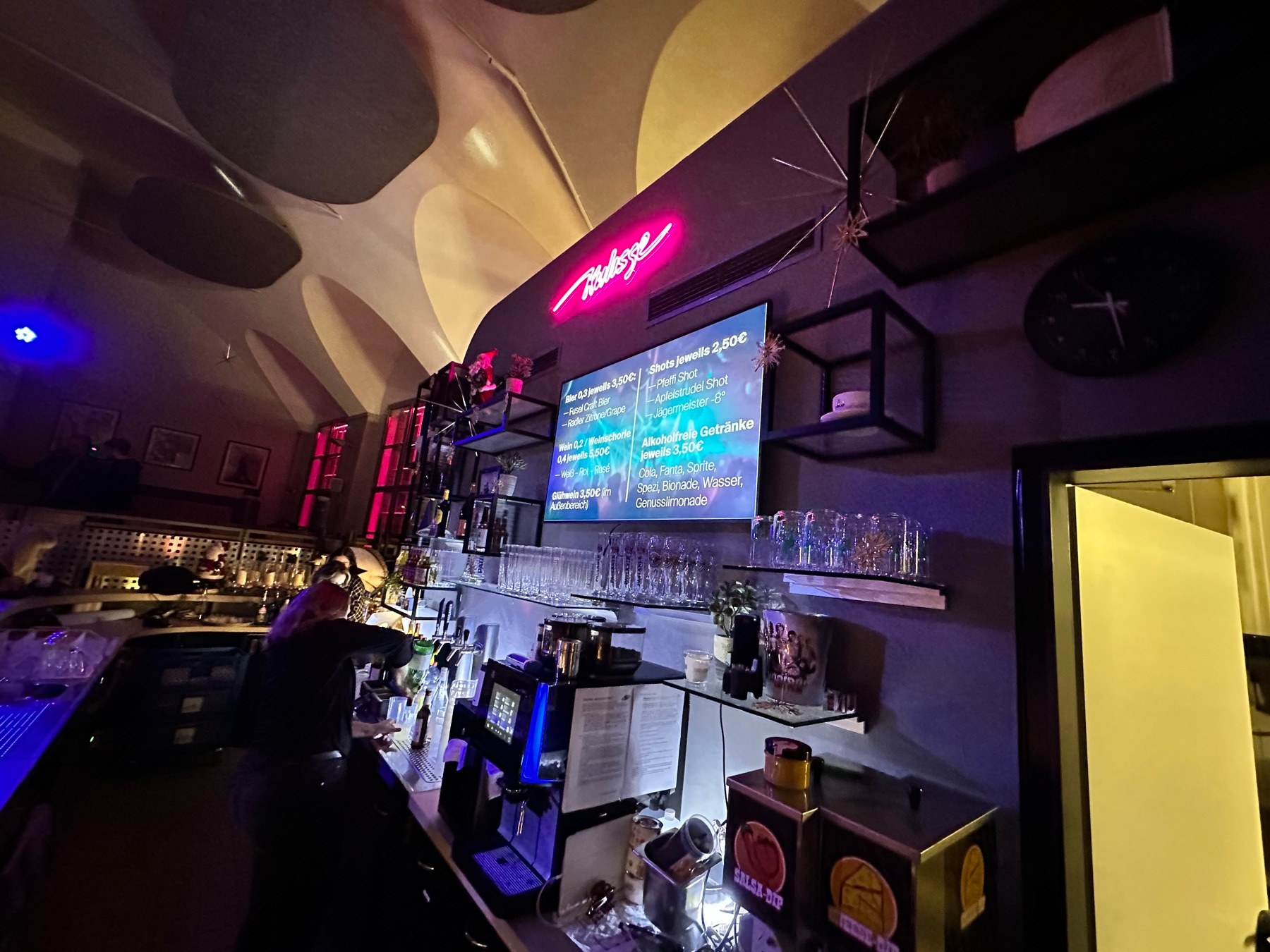 Stimmungsvoller Blick auf die Bar der Kulisse