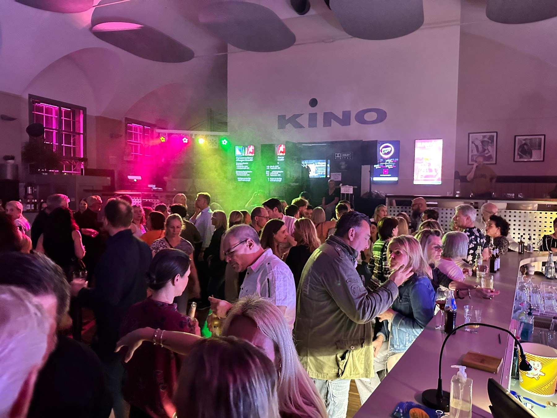 Vorbereiteter Veranstaltungsbereich an der Bar